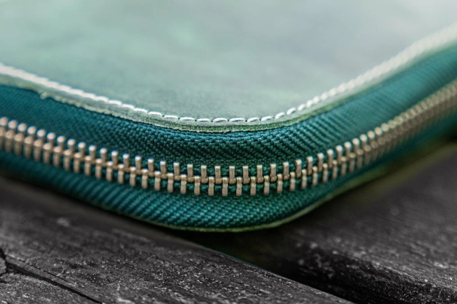 Galen Leather Pen Case Zippered 10 Slots In Crazy Forest Green 4 Galen Leather Pen Case Zippered 10 Slots In Crazy Forest Green - Image 4